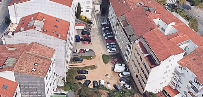 O aparcamento de Triacastela, en Compostela, un pouco máis cerca
