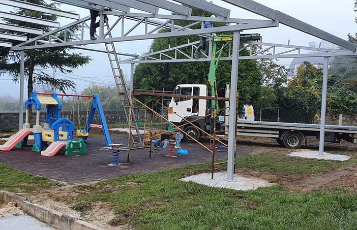 Boqueixón instala cubertas nos parques infantís de Camporrapado e Lestedo